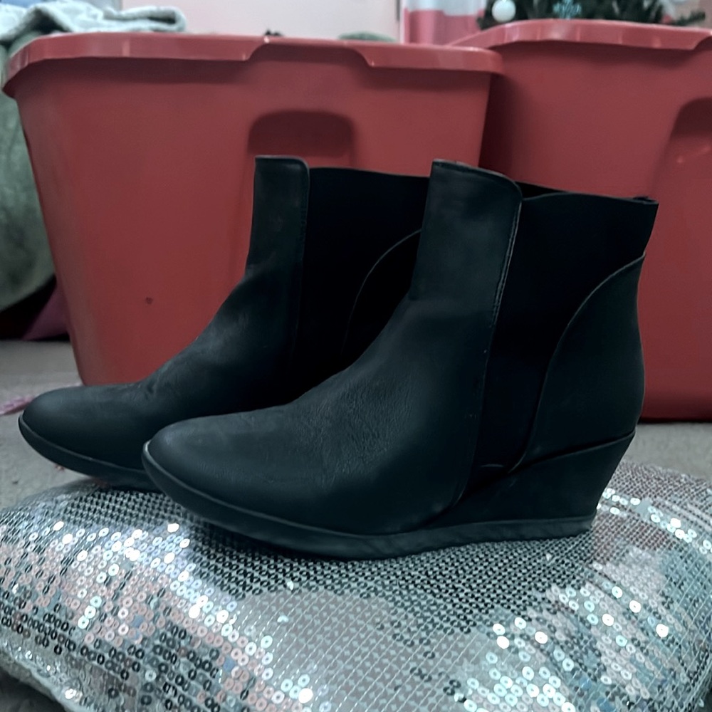 Woman’s Black Heeled Boots